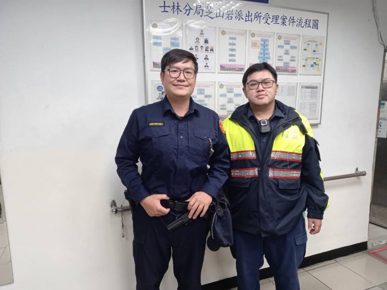 圖片說明：士林分局芝山岩派出所警員劉軒志、洪明偉護送吳姓老翁平安返家。(記者林艾錡翻攝)