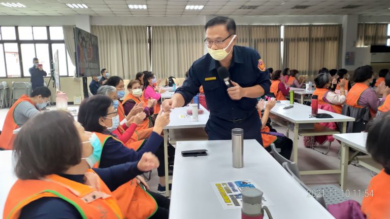 圖片說明：新北警局長黃宗仁親臨樹林分局志工教育訓練現場。（記者林艷林翻攝）