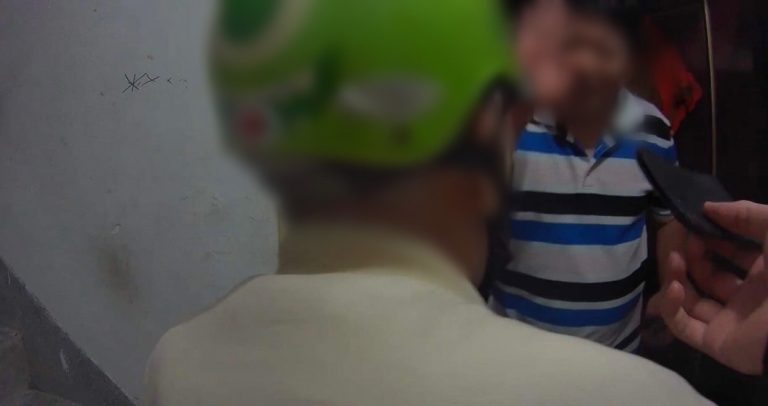 圖片說明：清水所員警陳政瑋協助一名獨自散步的迷失老人返家。(記者戴昱弘翻攝)
