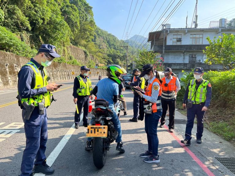 圖片說明：新店分局聯合監理、環保機關同步展開強化執法作為，取締違規改裝及噪音車輛。（記者宋紹誠翻攝）