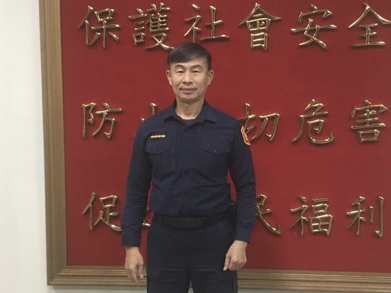 圖片說明：內湖分局文德派出所獲報，立即調閱沿線相關監視器，並擴大查訪周邊社區住戶，圖中為文德派出所副所長姚志毅。(記者徐歆媛翻攝)