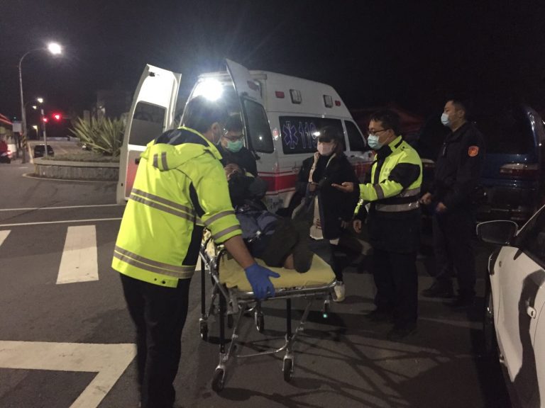 圖片說明：一男子遭虎頭蜂螫傷引發過敏性休克，金山分局警消獲報後立即前往搶救。(記者馬治薇翻攝)