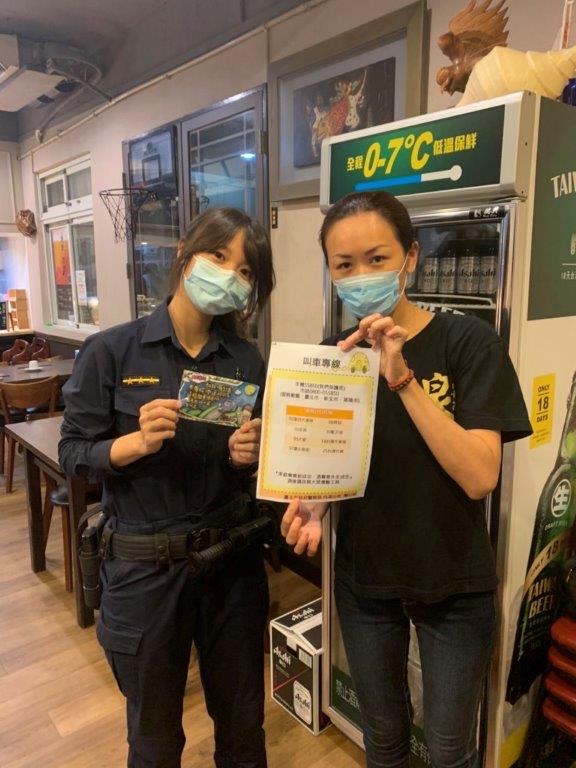 圖片說明：內湖分局員警於轄內易飲酒處所宣導酒後不開車觀念。(記者林鈞澤翻攝)