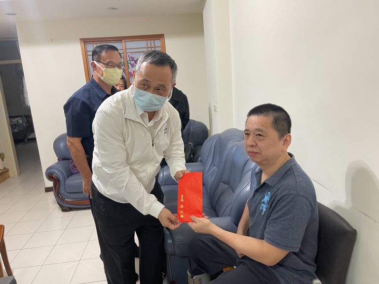 圖片說明：署長對於陳員在職期間，對警界的付出與奉獻表達肯定，他也指示新北市警局全力協助家屬後續的照護事宜。（記者戴昱弘翻攝）