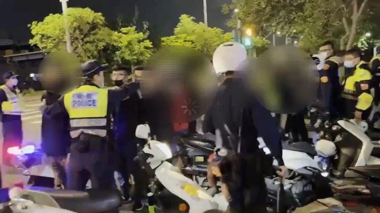 圖片說明：板橋分局迅速集結35名警力前往現場並強勢全數帶回派出所。(記者林鈞澤翻攝)