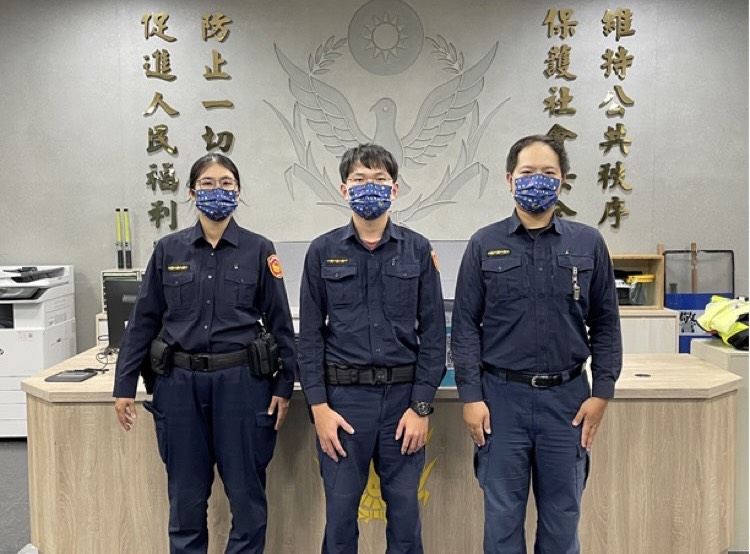 圖片說明：社子派出所警員戴玉華、溫柏鈞、劉韋翔接獲通報旋即趕赴現場處理。(記者林艾錡翻攝)