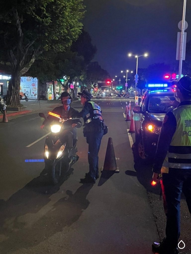 圖片說明：士林分局積極協調環保局及監理機關共同編排「靜城專案」，以聯合稽查方式鐵腕掃蕩。(記者林艾錡翻攝)