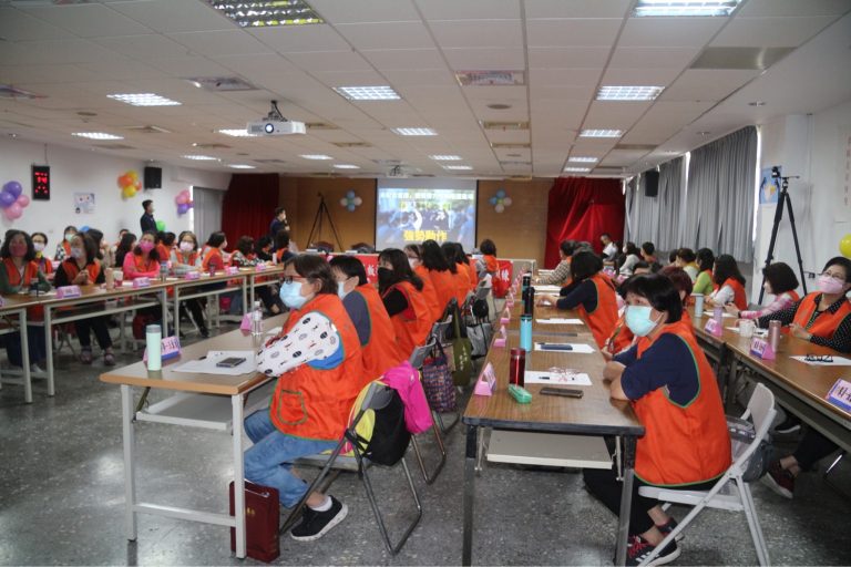 圖片說明：板橋分局日前上午舉辦110年下半年度警察志工在職教育訓練，將「志工」協勤工作徹底發揮。(記者林艾錡攝)