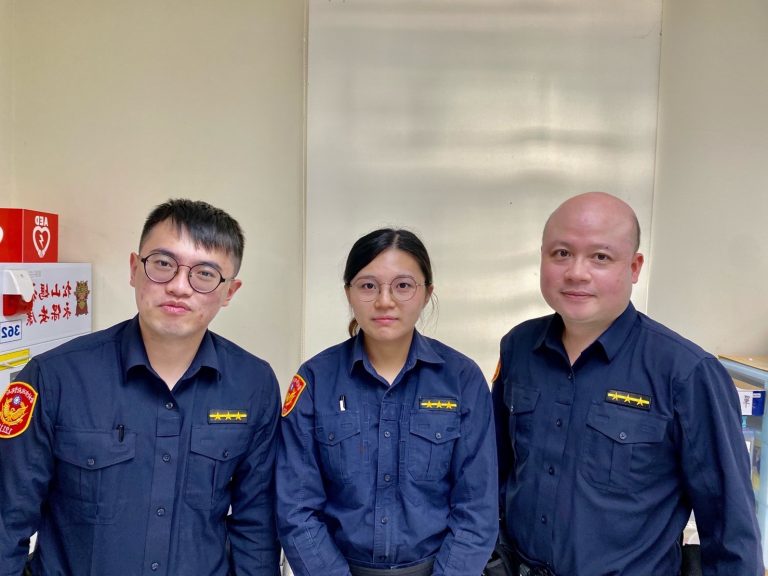 圖片說明：西湖派出所警員謝彥群(左)、林沛彤(中)、尤宗坤(右) 接獲通報趕赴現場，協助醉漢返家。(記者林艾錡翻攝)