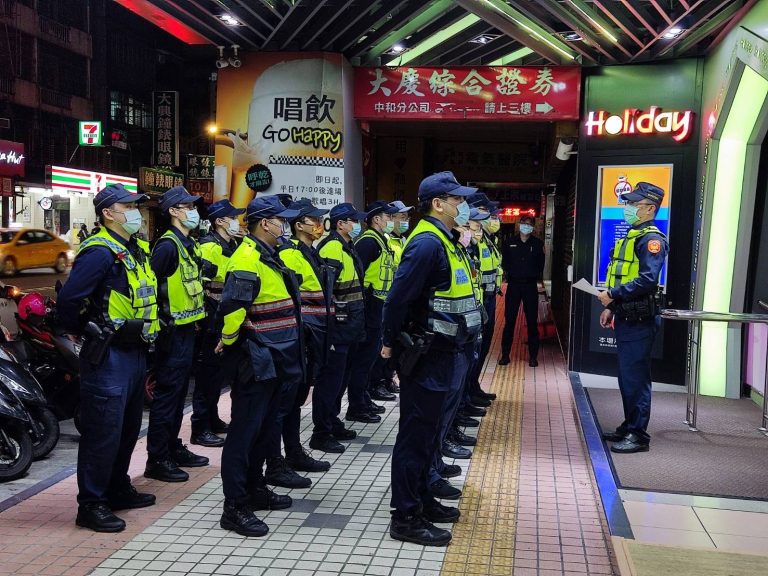圖片說明：中和分局夜間動員近百名警力擴大臨檢勤務。（記者馬治薇翻攝）