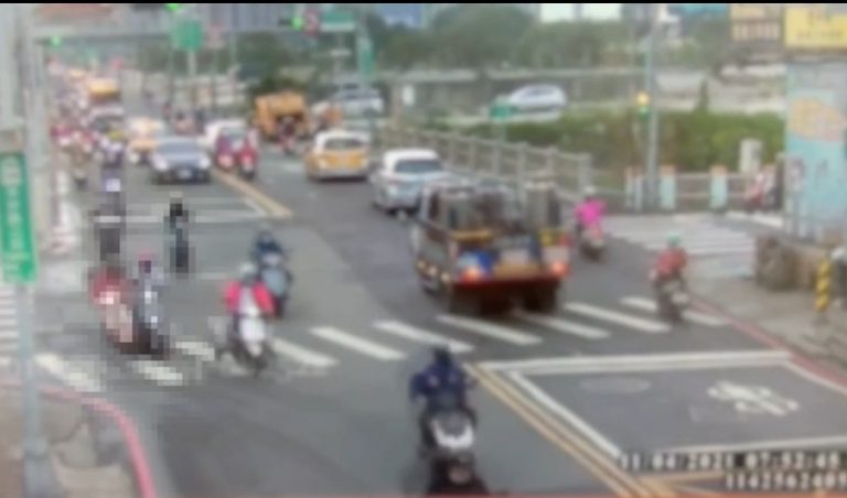 圖片說明：陳姓男騎疑因閃避前方車輛而向右偏，導致右後方直行的黎姓女騎士閃避不及而發生碰撞。（記者戴昱弘翻攝）