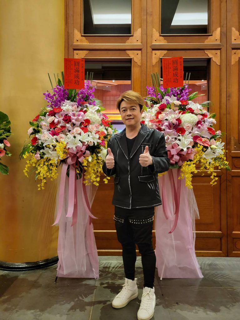 圖片說明：金曲歌王翁立友演唱成名曲「堅持」祝賀波麗士獅子會成立。（記者趙靜姸攝）