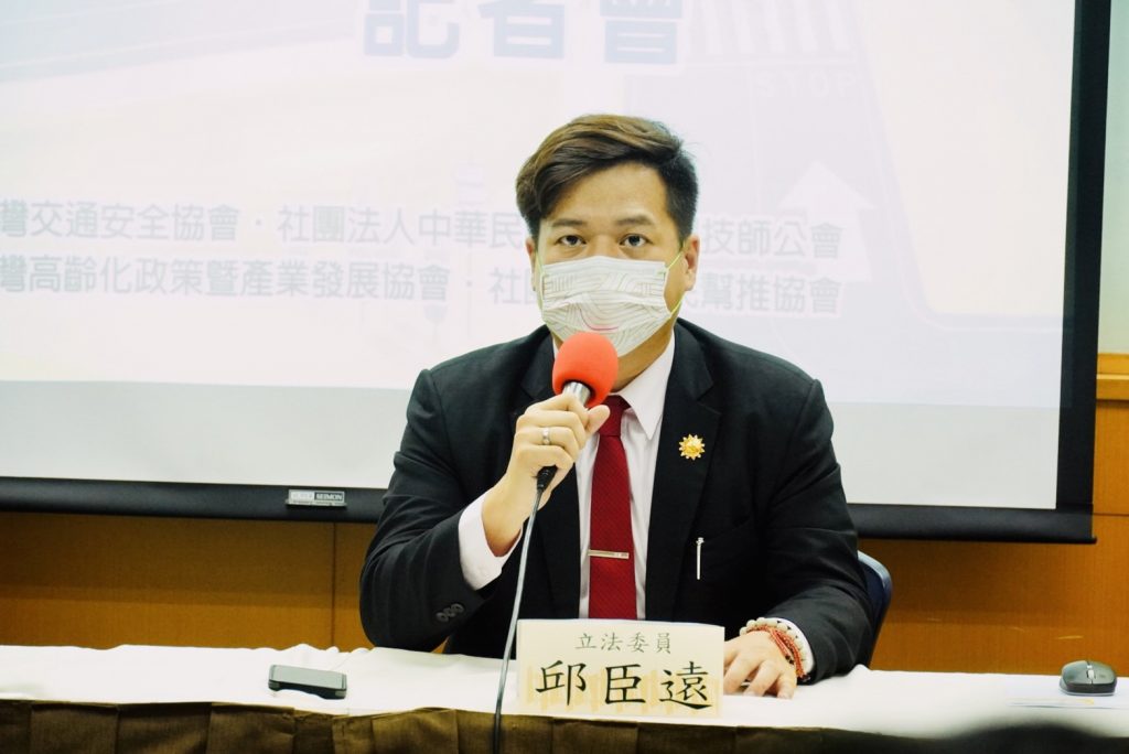 圖片說明：立委邱臣遠表示，政府必須正視道路交通對國人安全的影響。（記者葉鈞宇翻攝)