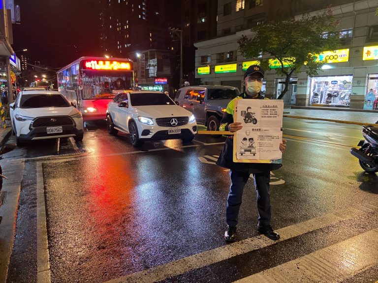 圖片說明：文山第一分局於重點路口，以員警與民眾面對面互動說明及發放文宣品方式，向用路人宣導正確用路觀念。（記者林鈞澤翻攝）