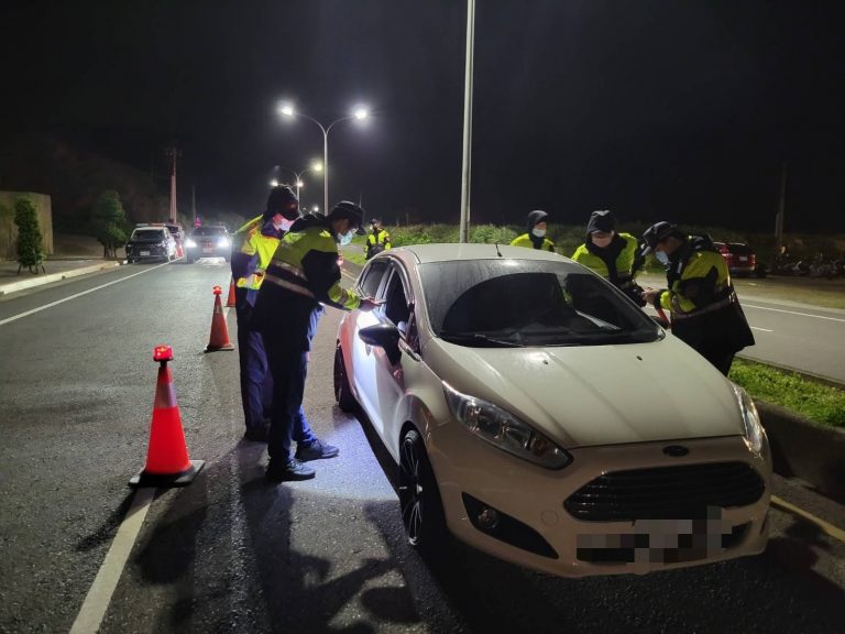 圖片說明：金山警分局為淨化轄區治安，於公投日的前兩週起辦理防飆及擴大臨檢勤務。（記者戴昱弘翻攝）