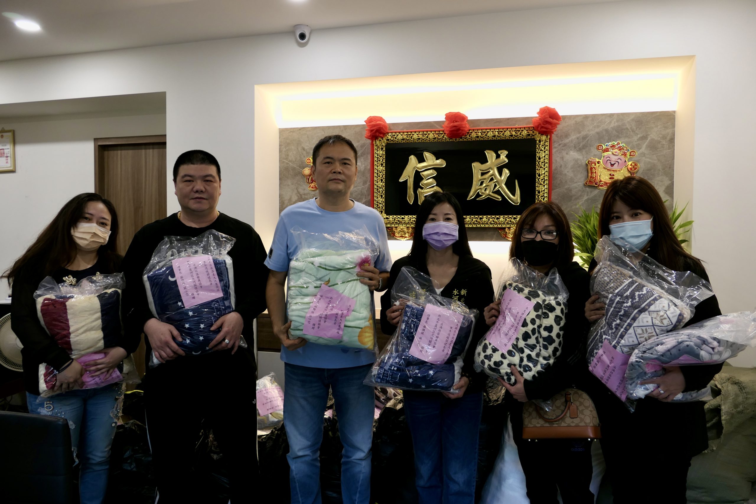 圖片說明：理事長蘇雅祺（右三）與關懷協會幹部合影。(記者朱珈瑩攝)