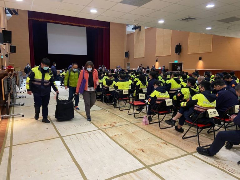 圖片說明:永和分局此次動員警力及協勤民力共同執行投開票所警衛任務。(記者馬治薇翻攝)