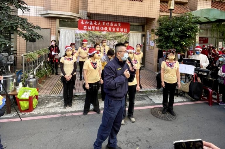 圖片說明:秀朗所聯合永元里長呂卓春英在社區耶誕活動宣導各詐騙手法。(記者馬治薇翻攝)