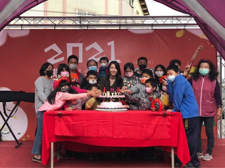 圖片說明：台灣美發展交流協會理事長張聖訢與柳營國小師生歡渡聖誕節。(翻攝自台灣美發展交流協會臉書)