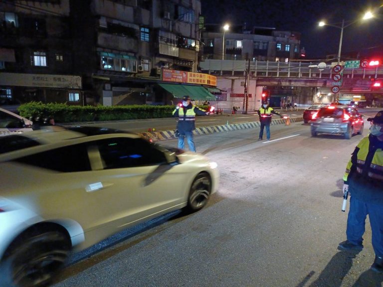 圖片說明:永和分局即日起執行酒駕大執法,自農曆年前不限夜間,無時段性針對酒後駕車之全民公敵全面嚴格取締。(記者林艷林翻攝)