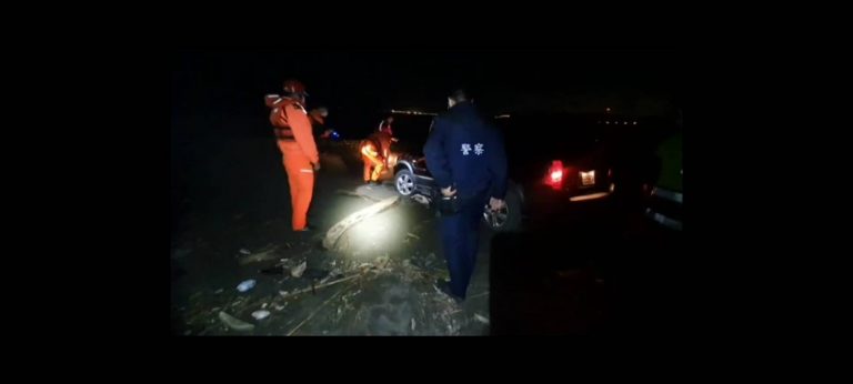 圖片說明：男子不熟悉路況又一時疏忽竟將廂型車開到沙灘而受困。（記者宋紹誠翻攝）