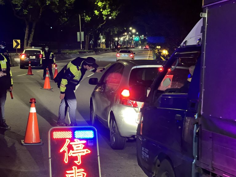 圖片說明:新店分局為加強連假交通秩序整理,紓解車潮,將實施交通管制、疏導。(記者馬治薇翻攝)