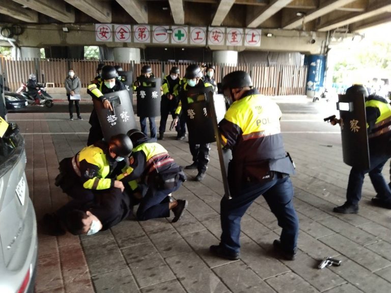 圖片說明:永和分局實警演練十分逼真,引民眾注目。(記者馬治薇翻攝)