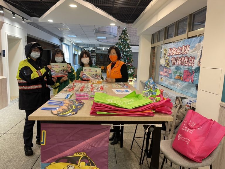 圖片說明：汐止分局結合警察志工設立「機動派出所」兼宣導攤位。(記者馬治薇翻攝)