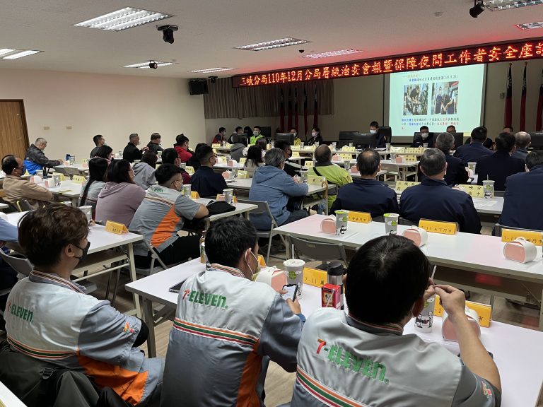 圖片說明：三峽分局為協助轄內店家增強自我防衛能力，安排體技教官現場授課。(記者馬治薇翻攝)