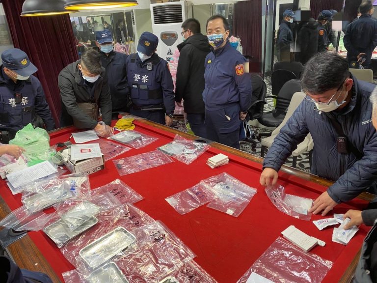 圖片說明：蘆竹分局於聖誕夜查獲大麻花、搖頭丸、愷他命等多種毒品，並逮捕28名吸毒犯。(記者宋紹誠翻攝)