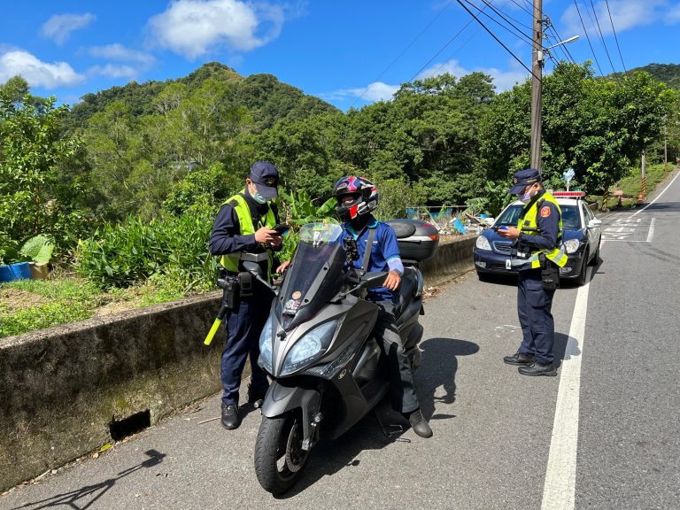 圖片說明:新店分局展開為期二周的交通大執法。(記者馬治薇翻攝)