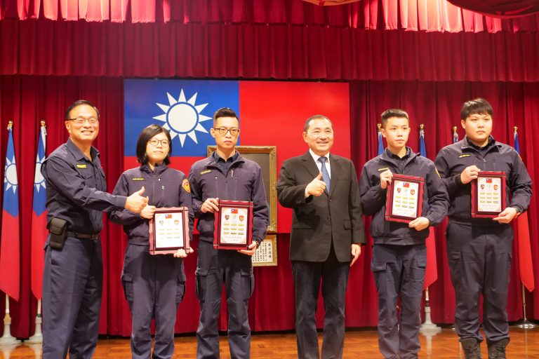 圖片說明：市長侯友宜親自頒發4名過去在街頭「無畏無懼」的執法勇警。（記者戴昱弘翻攝）