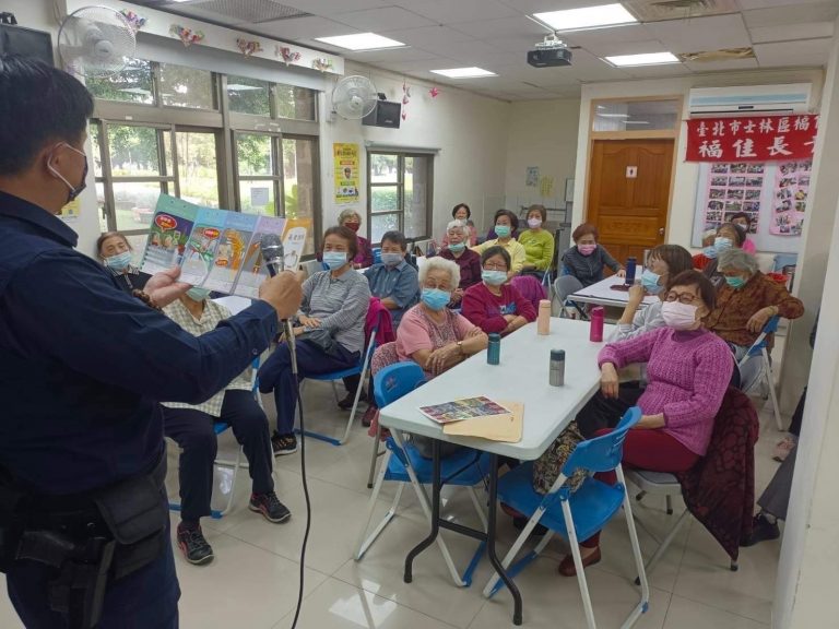 圖片說明：士林分局針對轄內里辦公處所及年長者聚會場所加強交通安全宣導。(記者林艾錡翻攝)