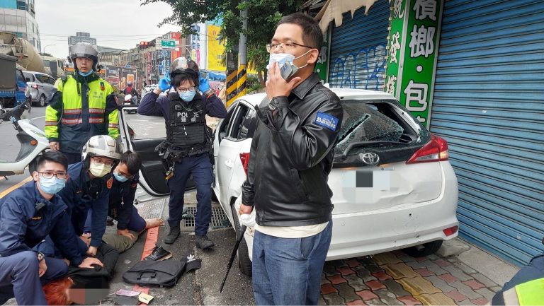 圖片說明：板橋警持警棍擊破3嫌所駕的汽車車窗不慎在過程中被割傷。大批警力在現場找尋擊發的彈殼。(記者林艾錡翻攝)