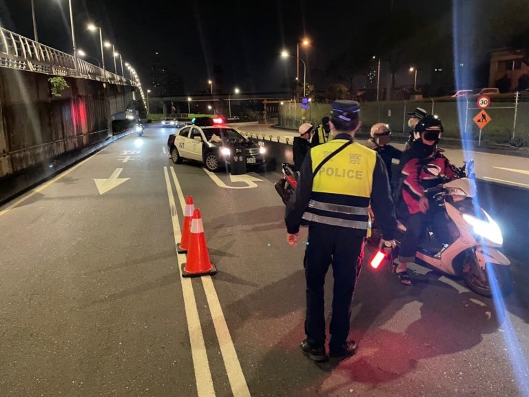 圖片說明：為提升見警率，防制事故發生，警察局爰擬定本次專案，期間自110年12月16日起至12月30日止。 (記者林艾錡翻攝)