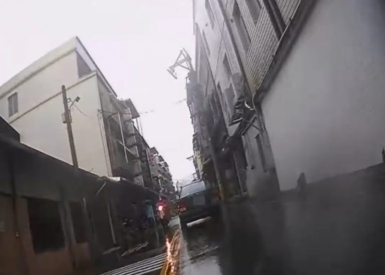 圖片說明：金山警分局交通分隊執勤員警巡邏中攔檢違規的楊姓駕駛。（記者戴昱弘翻攝）