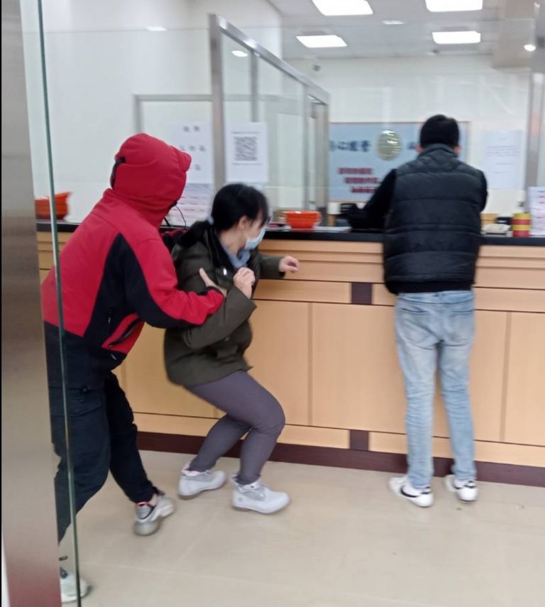 圖片說明：飾演人質的胡姓女警，在模擬遭擄時演技大爆發，圍觀民眾差點兒信以為真。（記者戴昱弘翻攝）