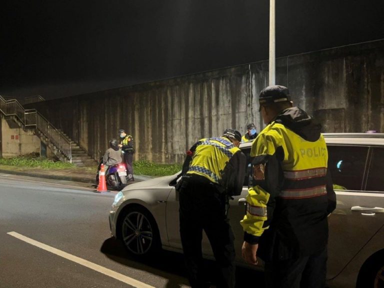 圖片說明：內湖分局員警於安康路328巷執行取締酒駕勤務(記者劉芸圻翻攝)