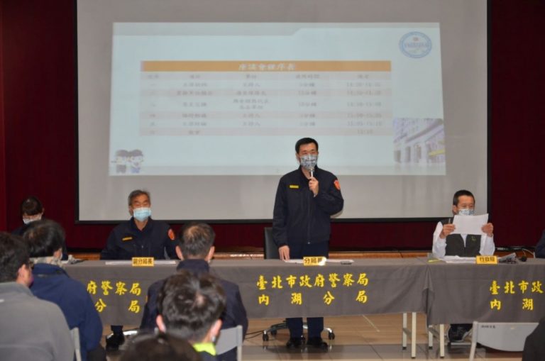 圖片說明：分局長王寶章對超商代表致詞(記者劉芸圻翻攝)