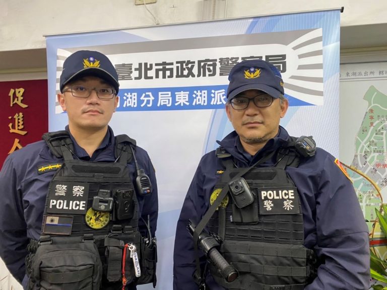 圖片說明:東湖派出所警員楊勝閔(左)、張毅恒(右)(記者劉芸圻翻攝)
