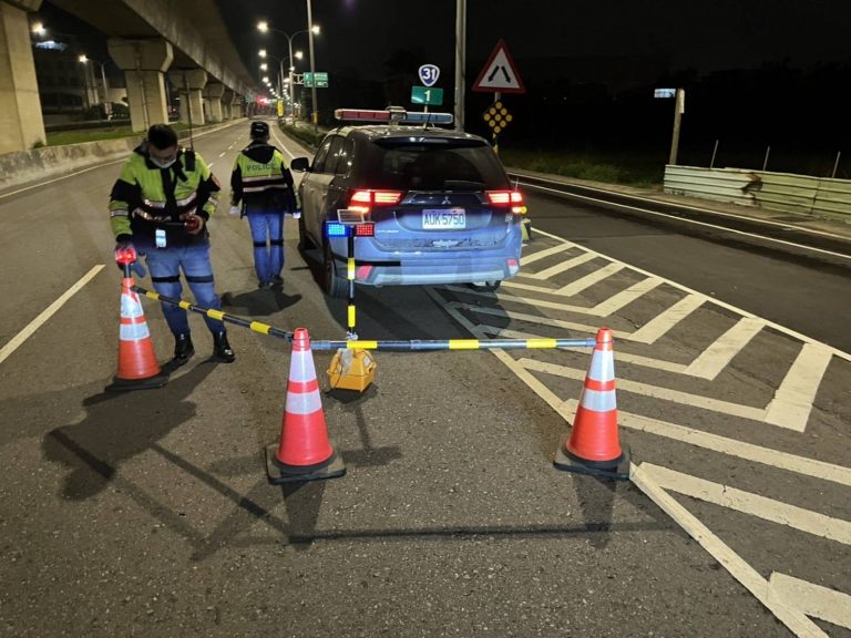 圖片說明：蘆竹分局設"防飆"路障取締改裝車。(記者宋紹誠翻攝)