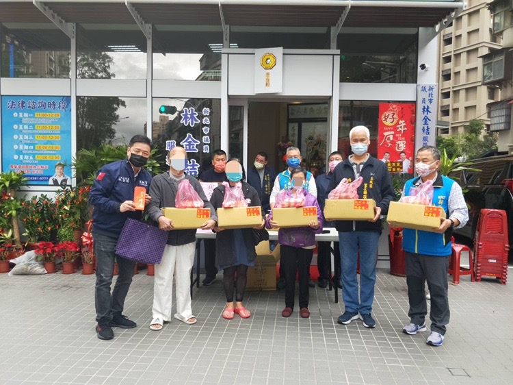 圖片說明：林金結議員表示明年度年菜持續募集中，繼續幫助生活困難民眾過好年。(圖/林金結服務處提供)