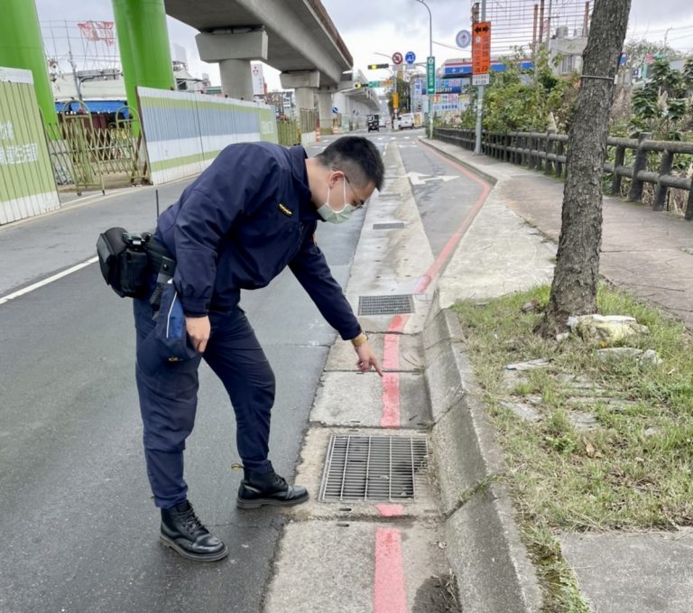 圖片說明：南竹所員警田家豪迅速找回女留學生遺失的皮包。(記者宋紹誠翻攝)