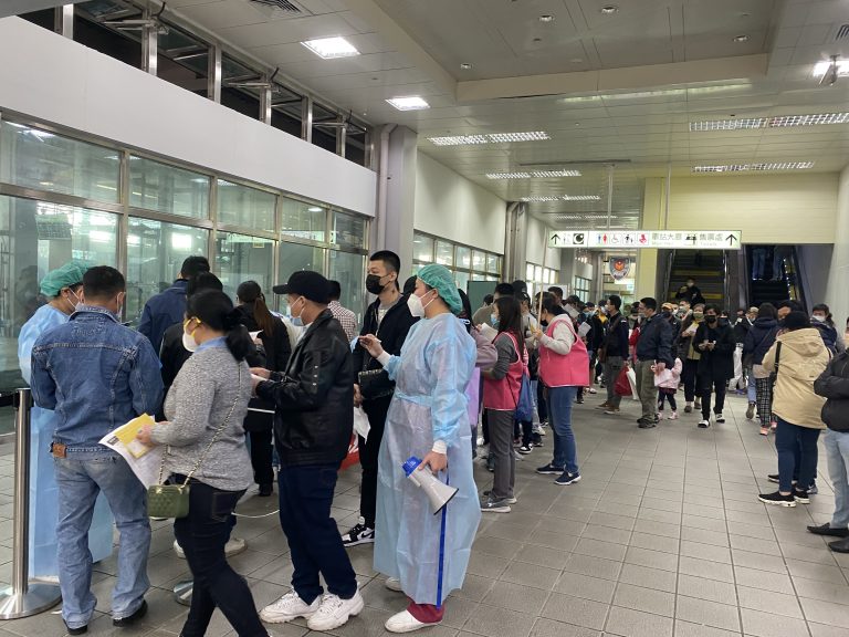 圖片說明：桃園移民署與衛生局合作，於桃園火車站外展疫苗接種站。（記者葉鈞宇翻攝）