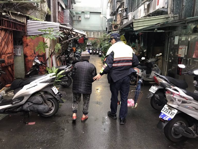 圖片說明：老阿嬷出門買年菜卻迷途，幸有新北保大員警熱誠協助護送返家。(記者馬治薇翻攝）