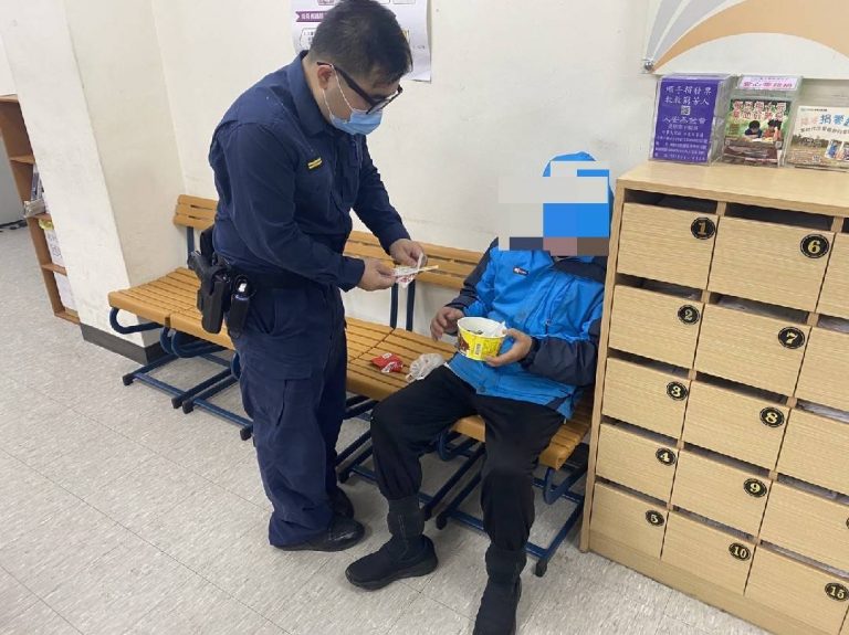 圖片說明：南崁所長為迷途老翁煮湯麵供其暖身。(記者宋紹誠翻攝）