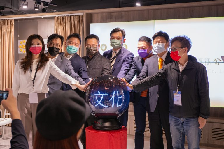 圖片說明：在立法委員鄭正鈐及傅崐萁見證下，董事長魏孝秦、執行總顧問趙忠傑博士(由右至左)帶領團隊揭開序幕，邁向下ㄧ個里程碑。（記者葉鈞宇翻攝）