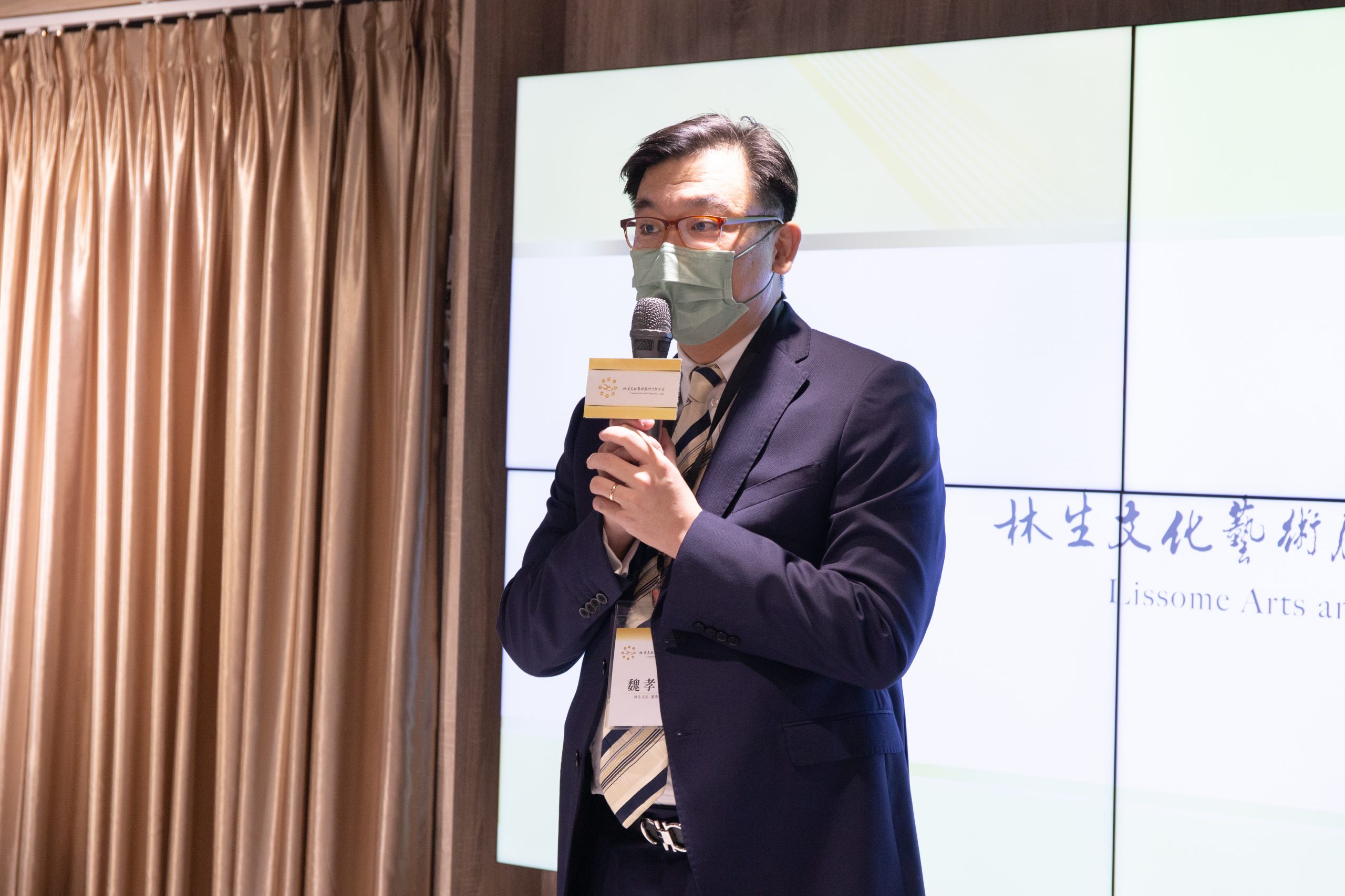 圖片說明：董事長魏孝秦致詞時表示公司未來在文化藝術推廣上，將透過當代最新科技讓夏大師藝術的影響力遍布全球」。（記者葉鈞宇翻攝）