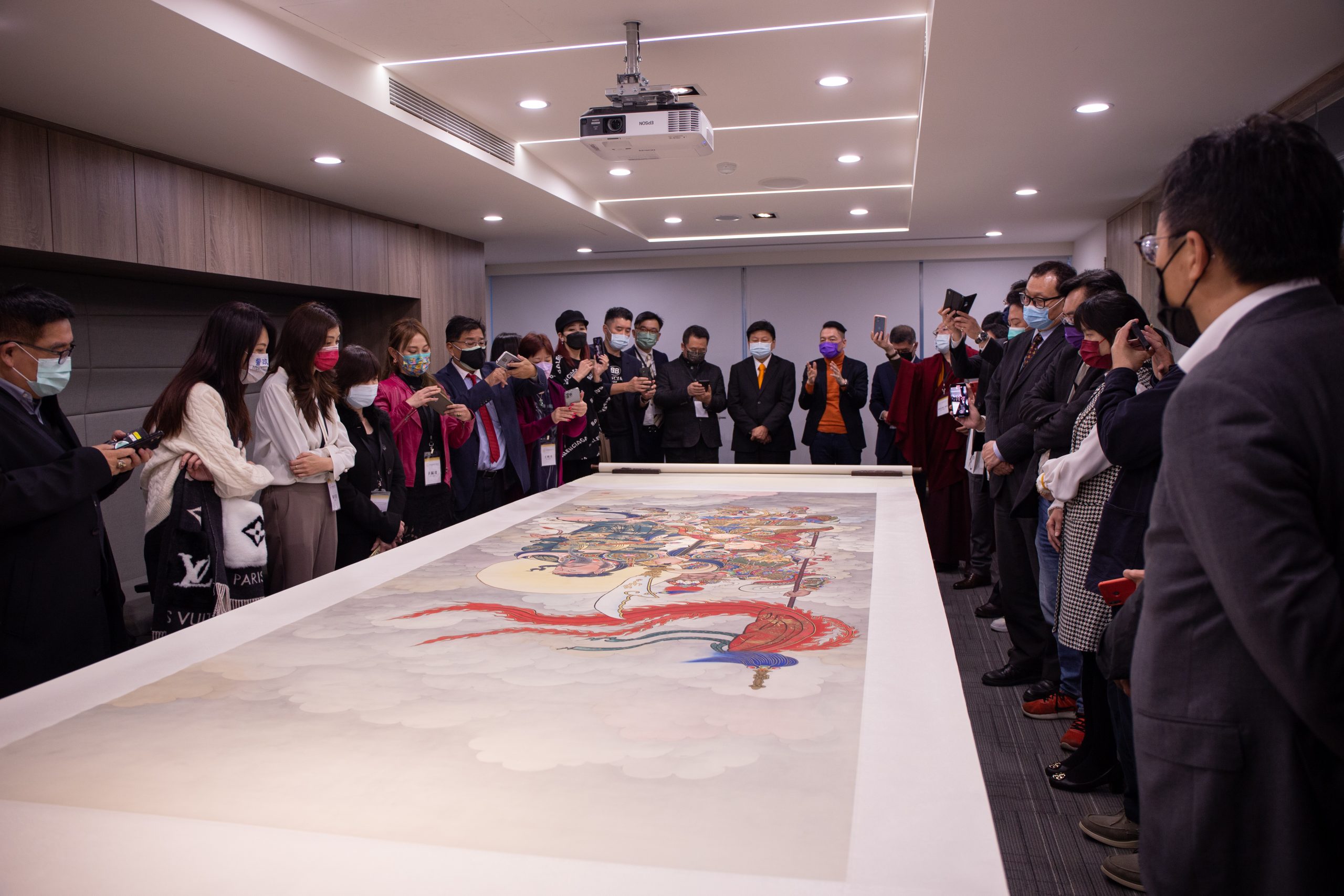 圖片說明：林生文化公司特地展開兩件夏大師長達近9公尺的巨幅名作〈千手千眼觀世音菩薩〉與〈關公(伽藍菩薩)〉，祝福公司虎虎生風，馬到成功。（記者葉鈞宇翻攝）