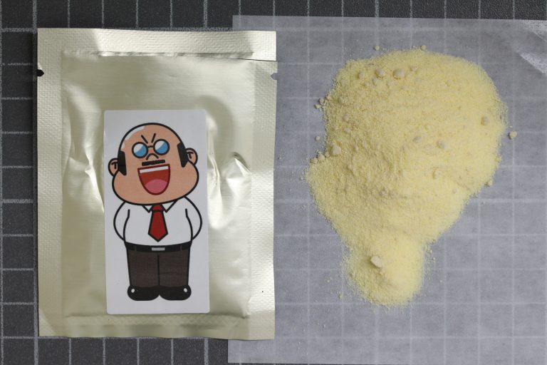 圖片說明:不法業者以航海王、LINE卡通人物圖案及各類流行動漫包裝毒品,吸引年輕人接觸。(記者葉鈞宇翻攝)